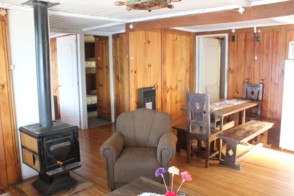 Comedor de la cabaña La Quila de Cabañas El Molino Suyay